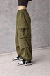 Женские широкие карго штаны oversize с карманами S — модные трендовые брюки свободного кроя в стиле streetwear - изображение 4