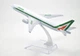 Колекційна металева лита модель пасажирського літака 1:400 Boeing 777 Alitalia 16 см - зображення 11