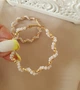 Массивные круглые серьги кольца в золотом цвете с жемчугом - изображение 3