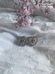 Сережки - гвоздики з сердечком срібного кольору 37835 One Size - зображення 2