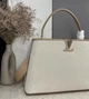 Велика жіноча сумка-тоут LOUIS VUITTON Capucines Souple бежева - зображення 2