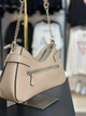 Сумка жіноча Guess Serenova shoulder bag на плече з ланцюжком бежева - изображение 7