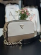 Сумка жіноча Guess Noelle крос-боді через плече бежева з ланцюжком - зображення 6