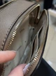 Сумка жіноча Guess Noelle крос-боді через плече бежева з ланцюжком - зображення 8