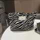 Косметичка велика містка Zebra - зображення 5