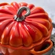 Чугунная жаровня в форме тыквы 4 л с крышкой, оранжевая Calabaza Cocotte LE CREUSET - изображение 6