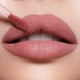 Матова рідка помада для губ Charlotte Tilbury Airbrush Flawless Lip Blur Відтінок Pillow Talk Blur - зображення 3