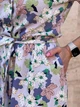 Стильное платье рубашка на пуговицах миди длина цветочный принт 48-50 лиловий KM 50181 - изображение 7