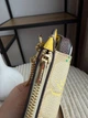 Сумочка на телефон жовта COACH North/South Phone Crossbody Signature Canvas - зображення 4