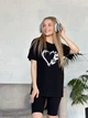 Спортивний літній жіночий костюм із велосипедками в рубчик легкий з принтом 42-44, Чорний - зображення 2