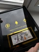 Подарунок картина із сувенірною банкнотою 100 USD (А3 30х40см) - зображення 2