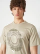 Футболка хлопковая длинная мужская Puma Graphics 69177861 S Pebble Gray с принтом (4069161729102) - изображение 4