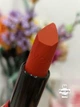 Зволожувальна матова губна помада Avon "Ультра" 33 Насичений червоний (33 Fiercely Red) 3,6г - изображение 2