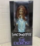 Коллекционная кукла The Exorcist Regan – фигурка из фильма «Экзорцист» в голубом платье, коллекционная хоррор-игрушка 25 см - изображение 4