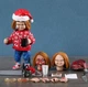 Коллекционная фигурка Чаки Holiday Edition / Chucky Ultimate Action Figure – фигурка ужасов с аксессуарами, сменными головами и оружием, 15 см - изображение 2