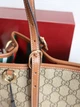 Сумка жіноча Gucci Emblem medium tote bag коричнева (090) - изображение 3
