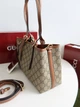 Сумка жіноча Gucci Emblem medium tote bag коричнева (090) - изображение 4