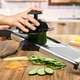 Овощерезка слайсер для нарезки овощей и фруктов профессиональная ручная мандолина регулируемая терка из 304 нержавеющей стали мультислайсер с регулируемым лезвием и скользящей ручкой 5 встроенных лезвий LMETJMA JT213 + защитная рукавица в комплекте - изображение 5
