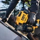 Akumulatorowa gwoździarka do pokryć dachowych DeWalt 18 V z 2 akumulatorami 2 Ah (DCN45RND2-QW) - obraz 6
