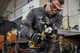 Акумуляторна кутова шліфмашина DeWALT DCG404N - зображення 5