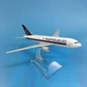 Колекційна металева лита модель пасажирського літака 1:400 Boeing 777 Singapore Airlines SIA 16 см - зображення 3