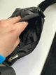 Черная женская компактная сумка кроссбоди со стеганой плащевки с водоотталкивающей подкладкой и регулируемым ремешком - изображение 7