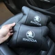Автомобильные подушки с эластичной стропой и брелоком Skoda из кожи - изображение 8