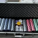 Набор для игры в покер на 500 фишек (500 фишек 2 колода карт кейс 5 кубиков) HQ TEX500 - изображение 2