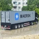 Игрушечный грузовик Volvo FH16 контейнеровоз металлический 31 см, трейлер-фура для детей, свет, звук, инерционный механизм - изображение 7