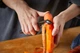 Овочечистка Fiskars Functional Form з рухомим лезом Чорна 1014419 - зображення 6
