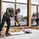 Лопата Роллер для збирання снігу Fiskars SnowXpert Roller X-series™ (1057179) - зображення 4