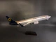 Колекційна модель пасажирського літака 1:85 Boeing 737-800 МАУ Міжнародні Авіалінії України з LED підсвіткою салону 47 см - зображення 7