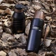 Термокружка THERMOS с вакуумной изоляцией, термосупница объемом 520 мл, термоконтейнер для обеда из нержавеющей стали 316, бутылка для воды с широким горлышком и ложкой, TSK2-520S BK - изображение 7