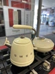 Чайник Smeg зі свистком 2,3 л кремовий - зображення 4