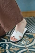 Женские лаконичные шлепанцы PARADIZE SHOES из натуральной белой кожи с мягкой стелькой на плоской черной подошве 38 размер (стелька 24,5 см) - изображение 1