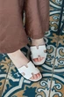 Женские лаконичные шлепанцы PARADIZE SHOES из натуральной белой кожи с мягкой стелькой на плоской черной подошве 38 размер (стелька 24,5 см) - изображение 3