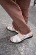 Женские минималистичные босоножки PARADIZE SHOES из натуральной белой кожи с мягкой стелькой на плоской черной подошве 40 размер (стелька 25,8 см) - изображение 4