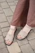 Женские минималистичные босоножки PARADIZE SHOES из натуральной бежевой кожи с мягкой стелькой на плоской черной подошве 38 размер (стелька 24,5 см) - изображение 2