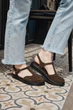 Женские элегантные замшевые босоножки PARADIZE SHOES коричневого цвета с закрытым носком и пряжкой на низкой подошве 38 размер (стелька 24,2 см) - изображение 1