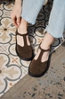 Женские элегантные замшевые босоножки PARADIZE SHOES коричневого цвета с закрытым носком и пряжкой на низкой подошве 38 размер (стелька 24,2 см) - изображение 2