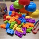 Сортер Монтессори для детей Транспорт с пинцетом игровой набор для сортировки и счета по цветам сенсорное развитие детская развивающая игрушка для мелкой моторики рук и логики малышей счетный материал 36 фигурок транспорта 6 тарелочек 2 щипцов - изображение 3