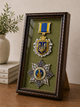 Рамка для военных Медалей и Наград (150х200х34 мм.) Багет пластиковый с текстурой дерева AM-2034-B84 (с защитным Стеклом, Бархатной /велюровой обивкой цвета Хаки, задником ДВП с креплениями на стену, и ножкой) BagetiKo - изображение 7
