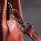 Сумка из натуральной кожи с интересной защелкой Vintage 22417 коричневая - изображение 9