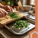 Бамбуковая разделочная доска кухонная Ruhhy с выдвижными контейнерами 40 x 28.5 x 3.5 см (25707) - изображение 3