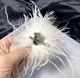 Стильная белая брошь из перьев - изображение 3