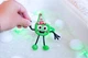 Набір для ванни Glo Pals святковий персонаж + 2 світячі кубики Зелений (0850016823168) - зображення 2