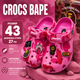 Крокси Crocs Bape рожеві унісекс 43 на стопу 27 см гумові сабо з ремінцем, вентиляційними отворами и джибітсами - зображення 1