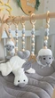 Підлоговий мобіль BABY GYM з іграшками, стійка Монтессорі, тренажер для немовлят, Сірі Баранчики та сердечко, 5 підвісів - зображення 9