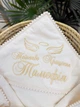 Именная крыжма для мальчика Family Tradition велюровая махра пике косичка с вышивкой и тесьмой 100х100 см белая Крылья - изображение 2