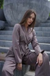 Елегантний жіночий костюм (піджак+брюки+топ) RicaMare S Капучино (RM2385-22DS---840) - изображение 3